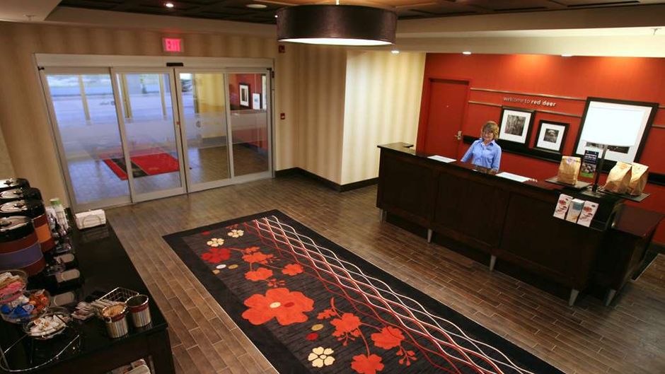 Hampton Inn & Suites by Hilton Red Deer Lobby