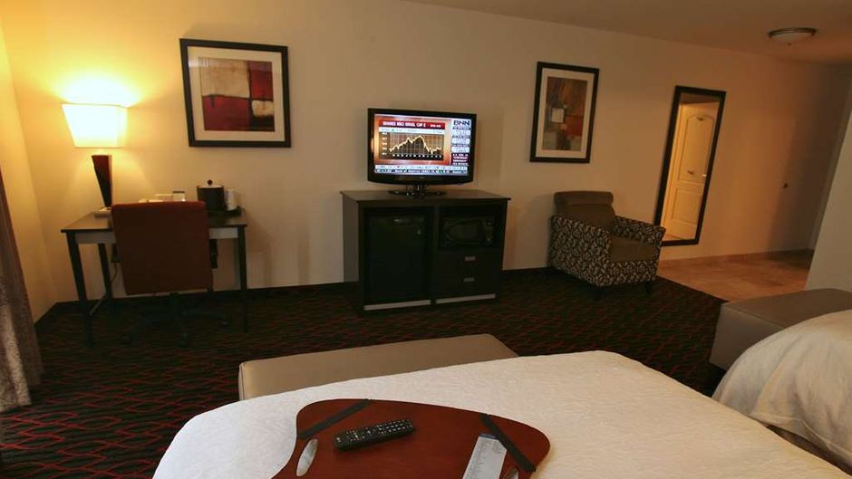 Hampton Inn & Suites by Hilton Red Deer Room