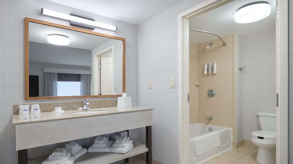 Hampton Inn & Suites Moncton Room