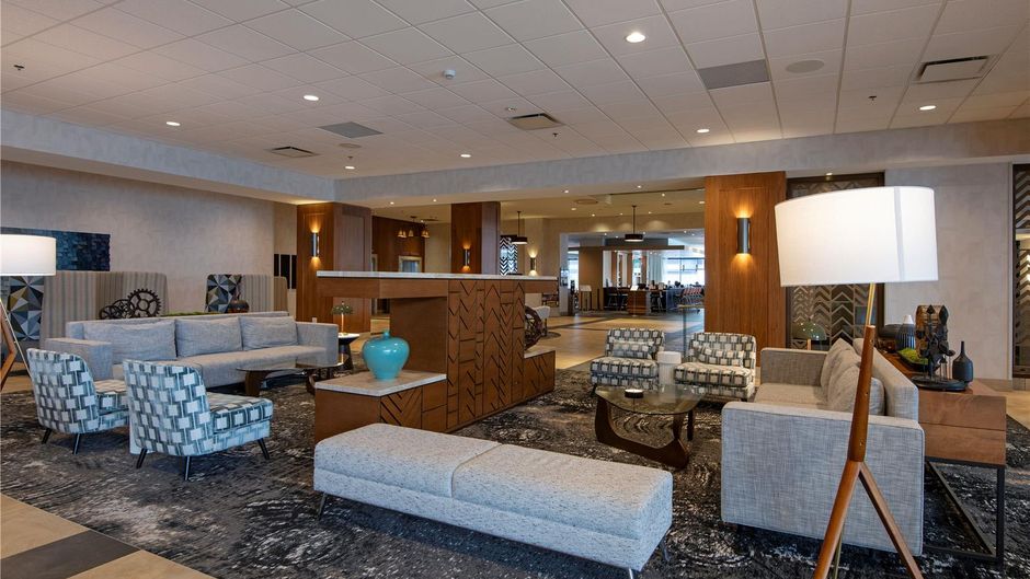 DoubleTree by Hilton Hotel & Conf Ctr Lobby