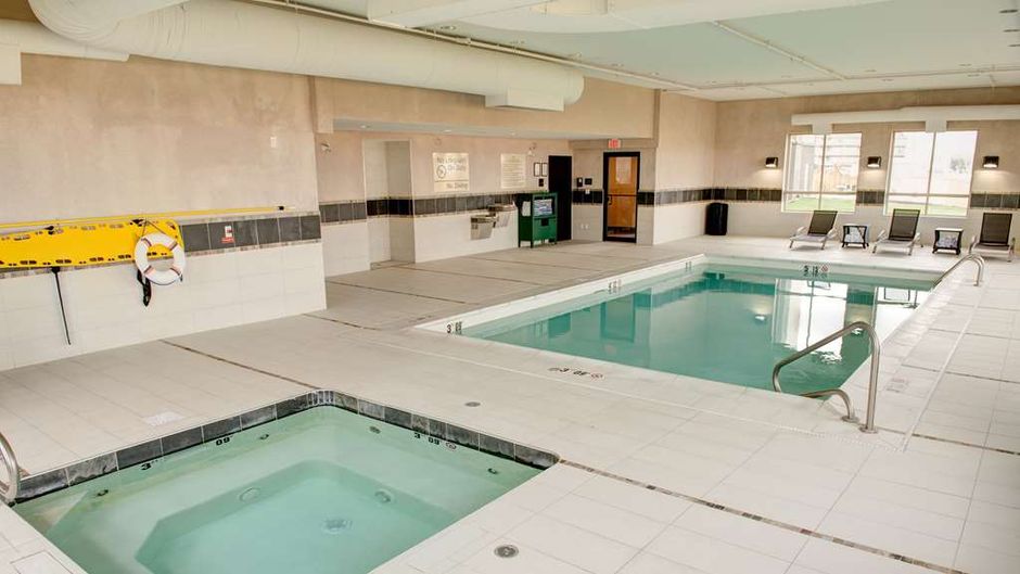 Hampton Inn & Suites, Regina East Gate Pool