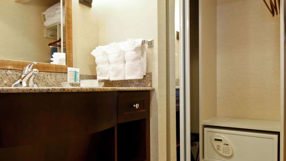 Homewood Suites Toronto Arpt Corp Ctr Room