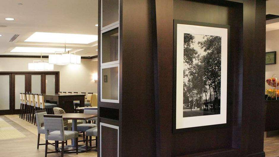 Hampton Inn Toronto Airport Corp Centre Lobby