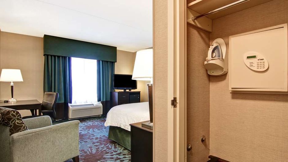 Hampton Inn Toronto Airport Corp Centre Room