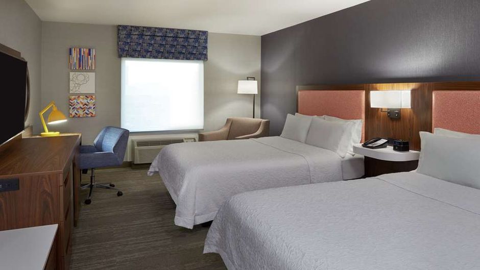 Hampton Inn & Suites Montreal-Dorval Room