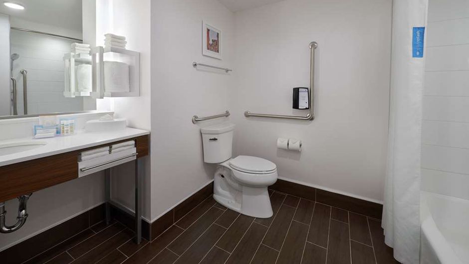 Hampton Inn & Suites Montreal-Dorval Room