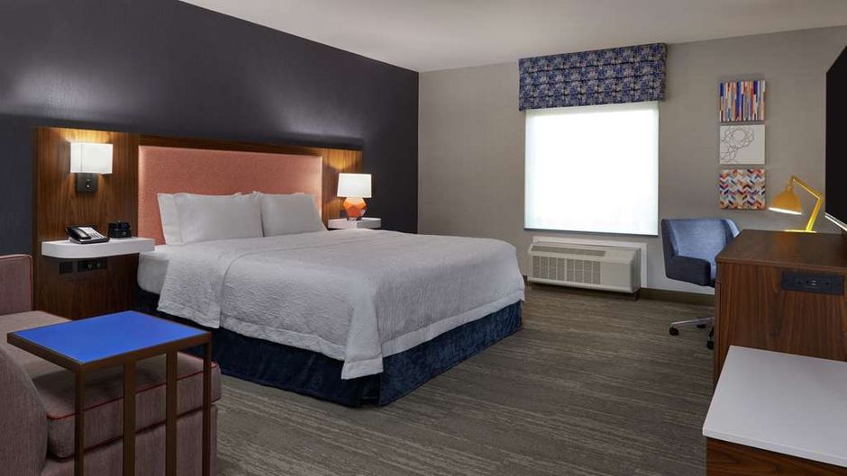Hampton Inn & Suites Montreal-Dorval Room