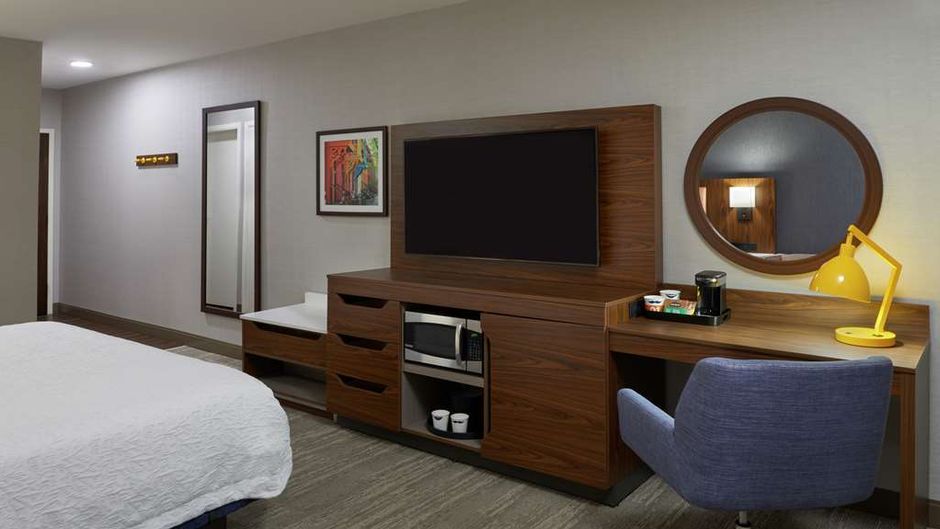 Hampton Inn & Suites Montreal-Dorval Room