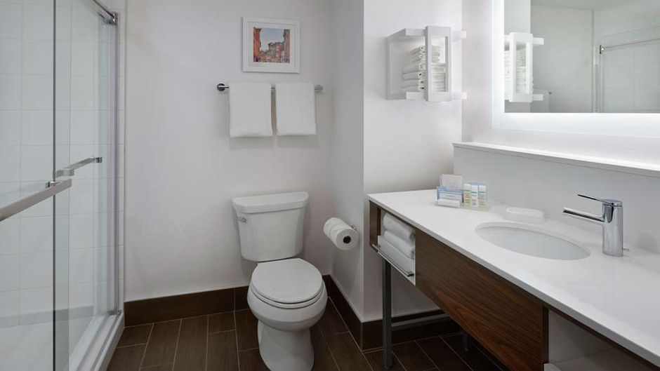 Hampton Inn & Suites Montreal-Dorval Room
