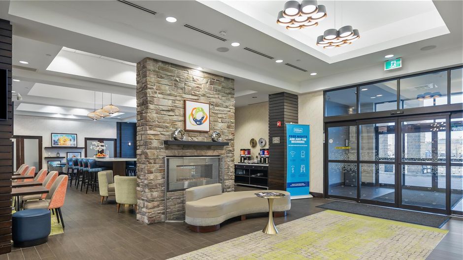 Hampton Inn by Hilton Winnipeg/Airport Lobby