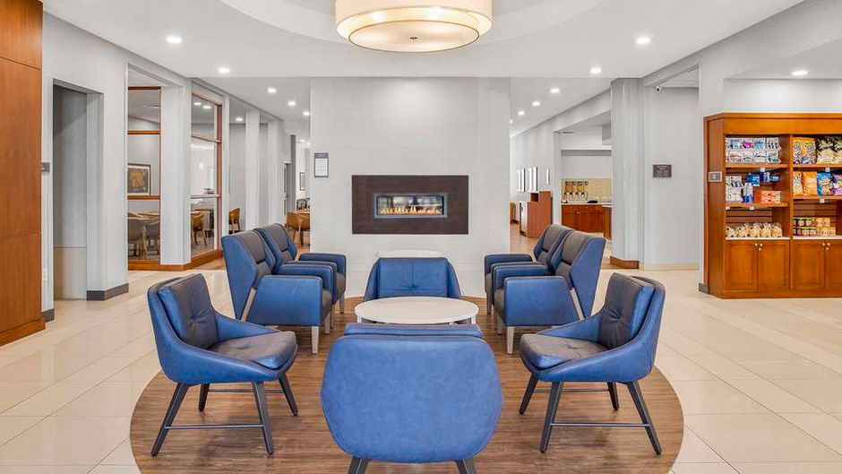 Homewood Suites by Hilton Winnipeg Airpt Lobby