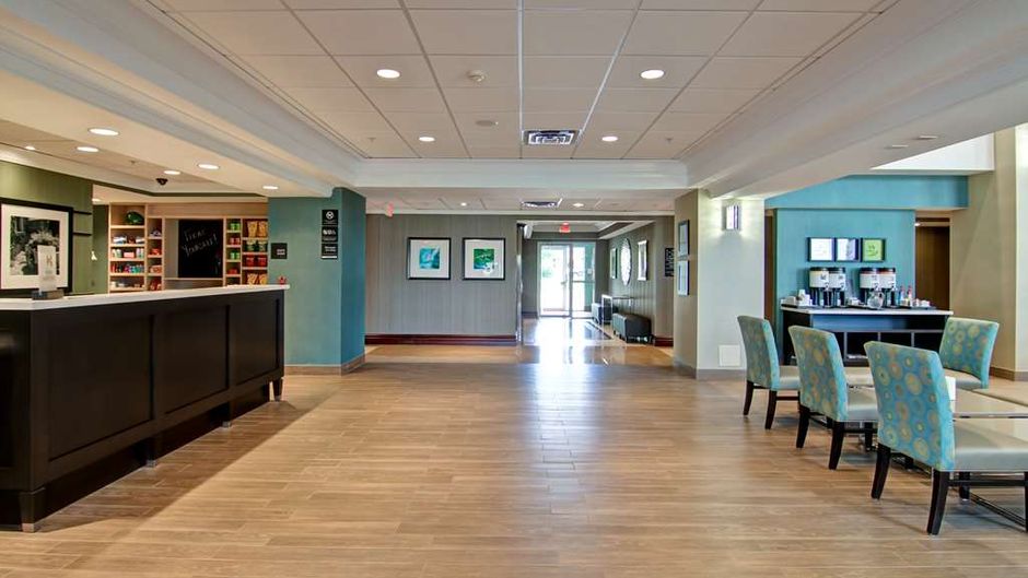 Hampton Inn London Lobby