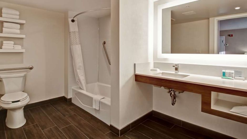 Hampton Inn & Suites Calgary Arpt Room