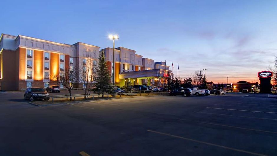 Hampton Inn & Suites Calgary Arpt Exterior