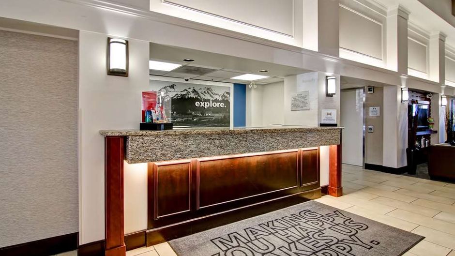 Hampton Inn & Suites Calgary Arpt Lobby