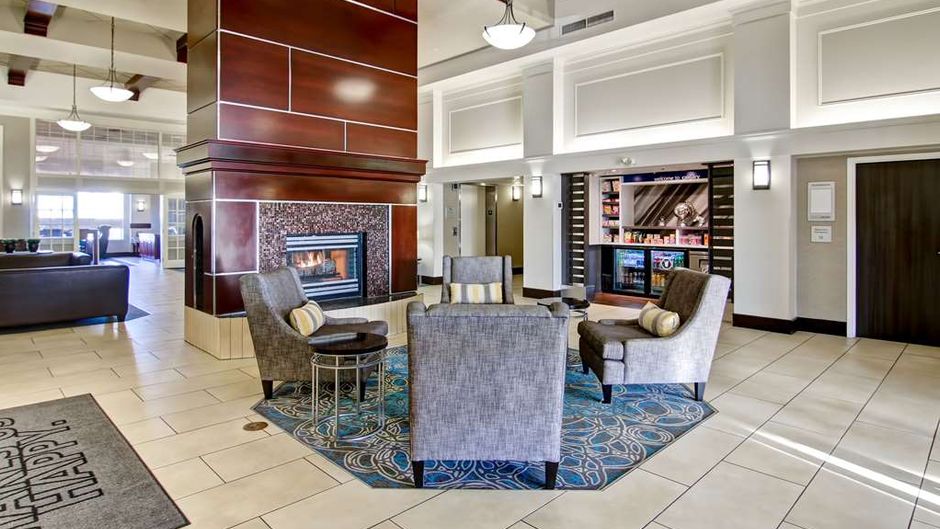 Hampton Inn & Suites Calgary Arpt Lobby