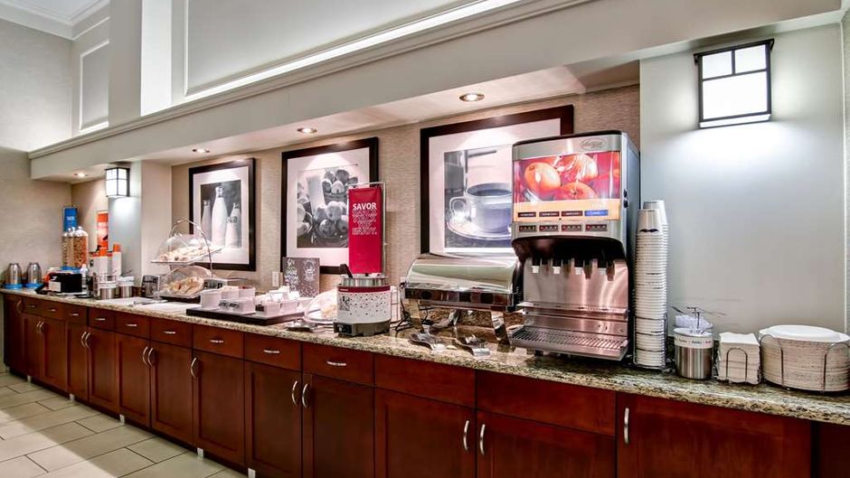 Hampton Inn & Suites Calgary Arpt Restaurant