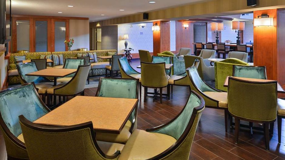 Hampton Inn & Suites by Hilton Calgary Lobby