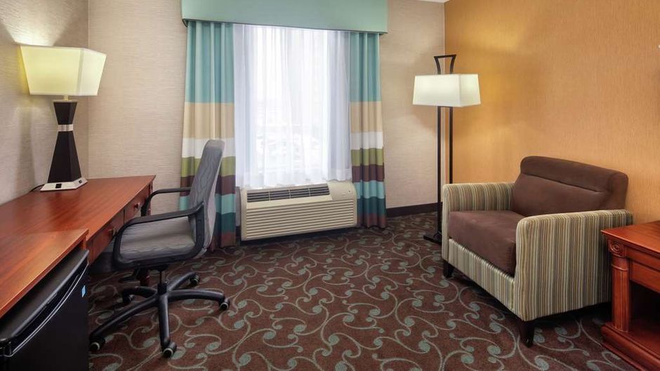 Hampton Inn & Suites Toronto Airport Room