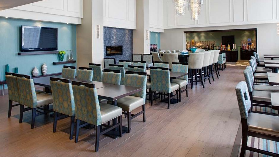 Hampton Inn & Suites Toronto Airport Lobby