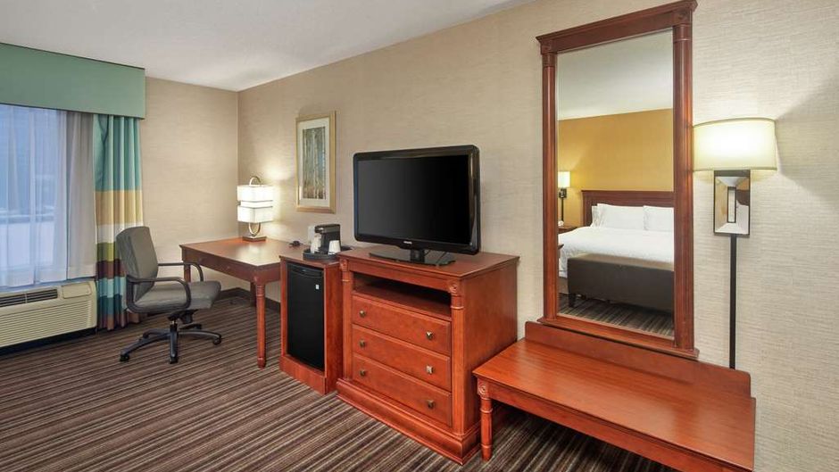 Hampton Inn & Suites Toronto Airport Room