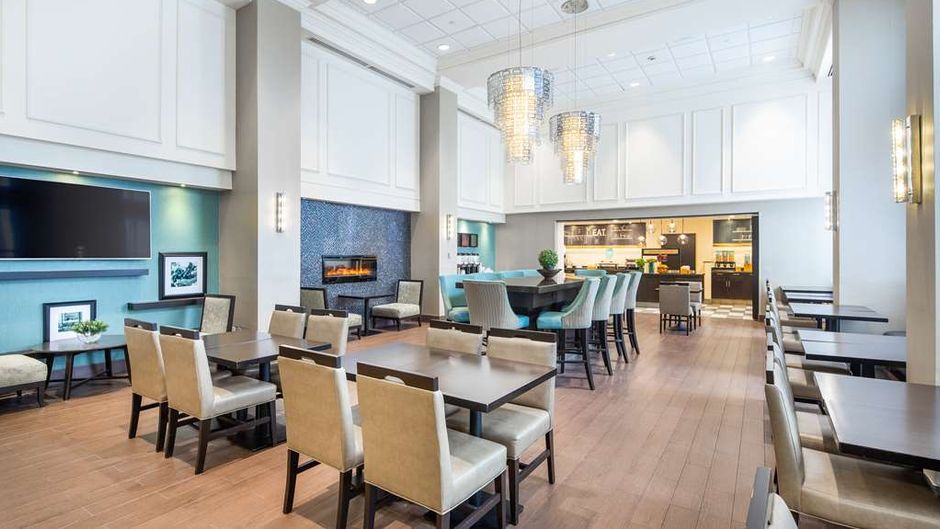 Hampton Inn & Suites Toronto Airport Restaurant