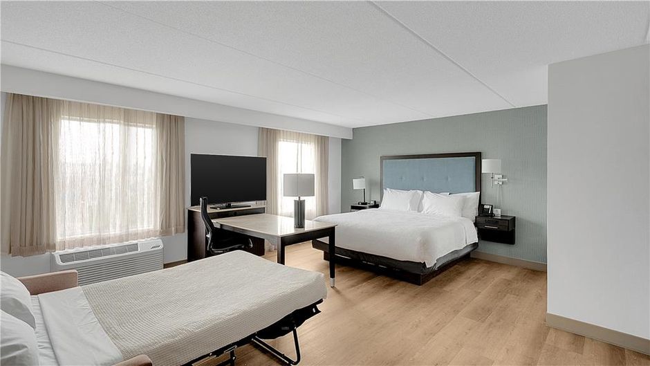 Hampton Inn & Suites by Hilton-Toronto Room