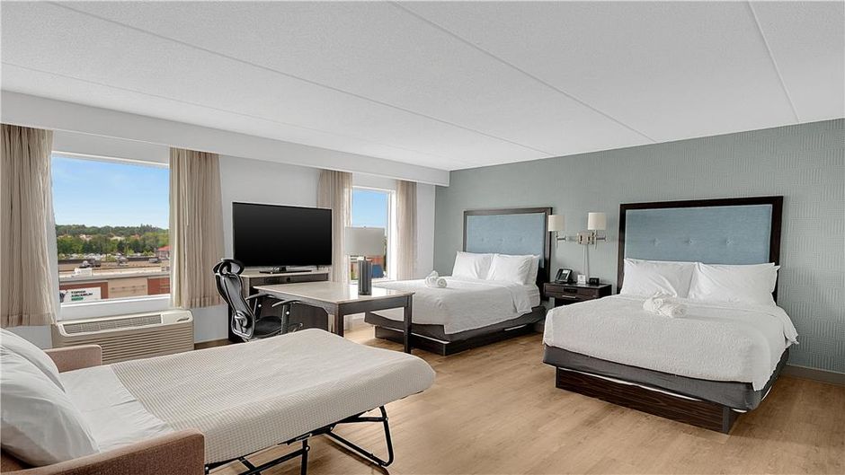Hampton Inn & Suites by Hilton-Toronto Room