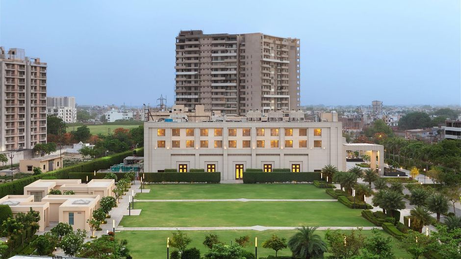 DoubleTree by Hilton Hotel Agra Exterior