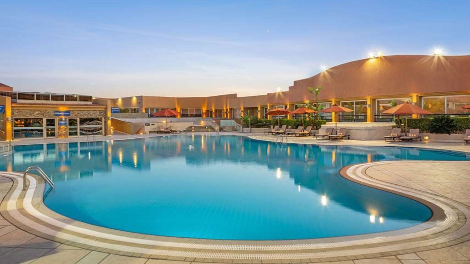 Hilton Alexandria Green Plaza Pool