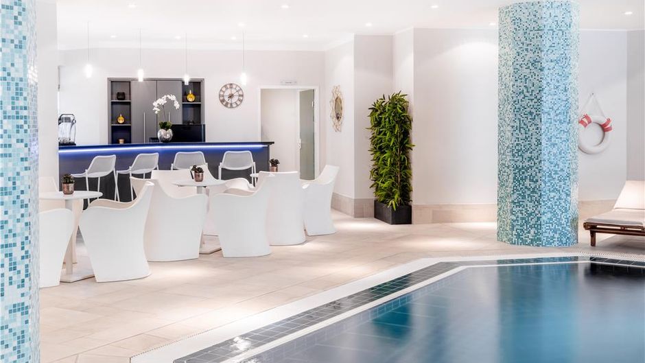 Hilton Berlin Pool