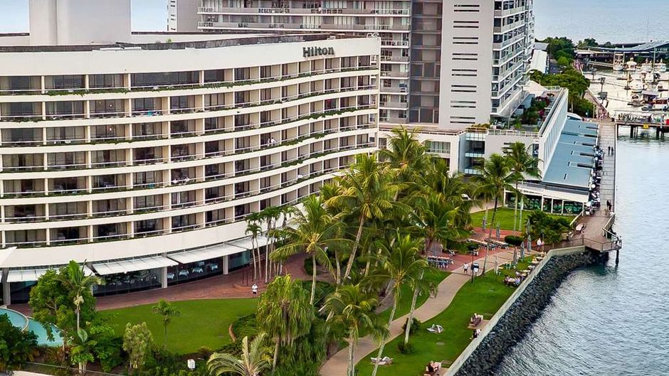 Hilton Cairns Exterior