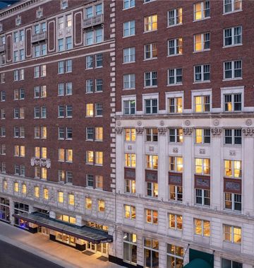 Doubletree Suites by Hilton Detroit Down