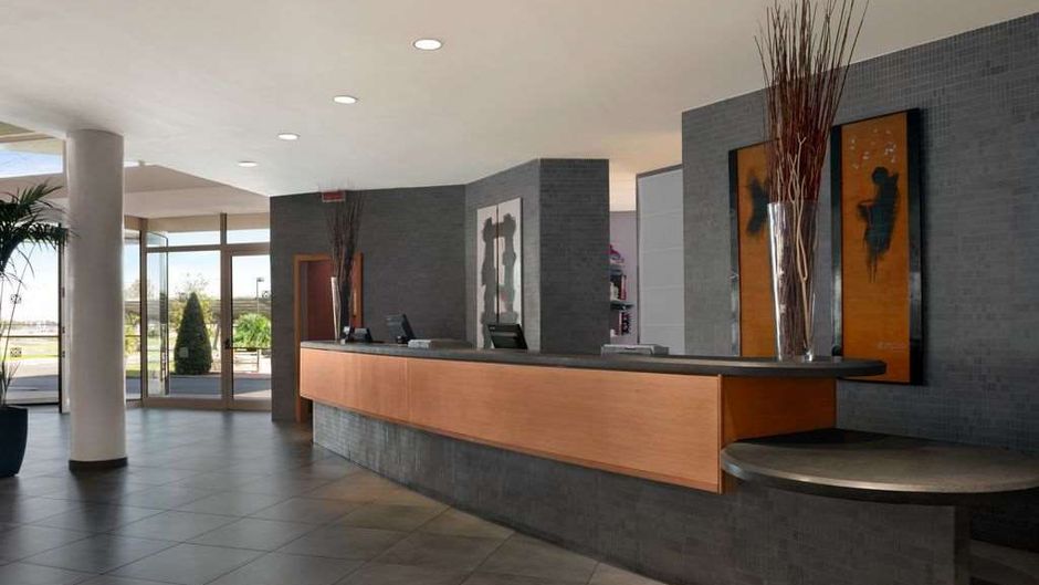 Hilton Garden Inn Rome Airport Lobby
