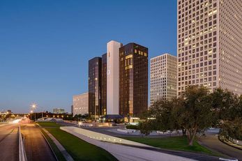 DoubleTree by Hilton Greenway Plaza