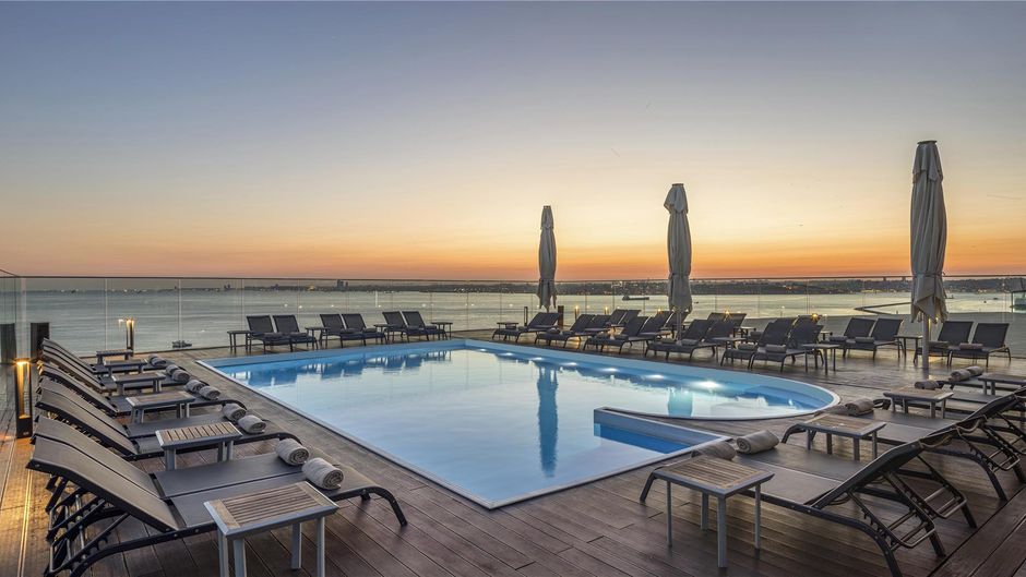 DoubleTree by Hilton Istanbul - Moda Pool