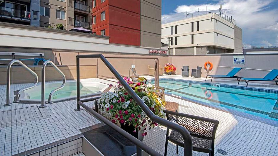 Doubletree By Hilton Kamloops Pool