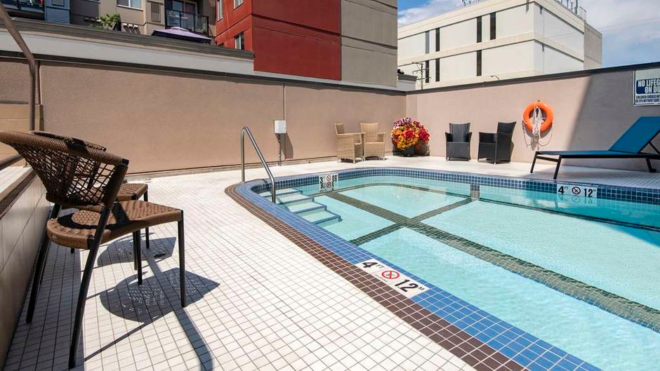 Doubletree By Hilton Kamloops Pool