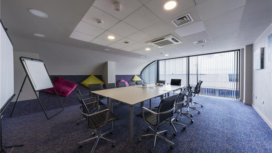 Hampton by Hilton/John Lennon Airport Meeting
