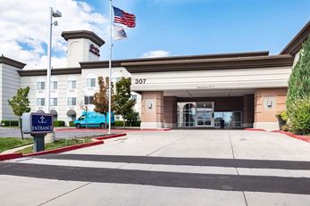 Hampton Inn & Suites Airport