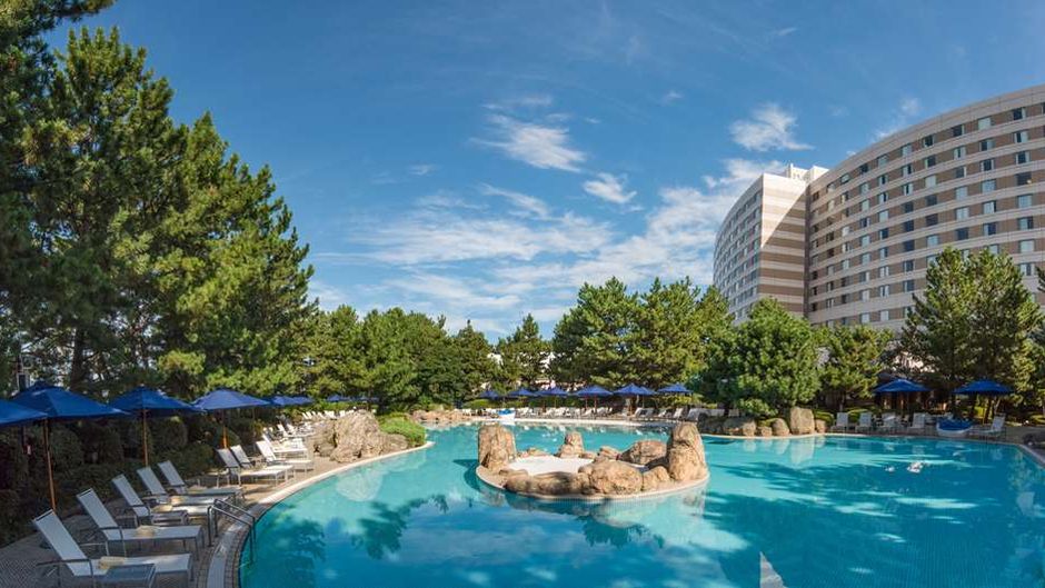 Hilton Tokyo Bay Pool
