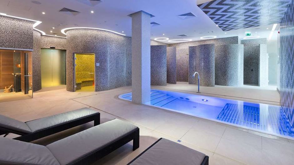 DoubleTree by Hilton Hotel Warsaw Pool