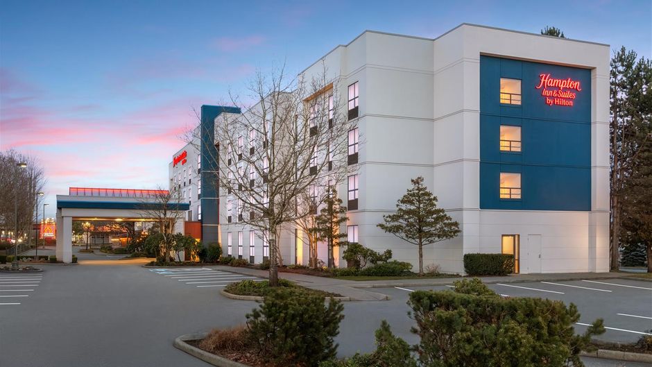 Hampton Inn & Suites Surrey Exterior