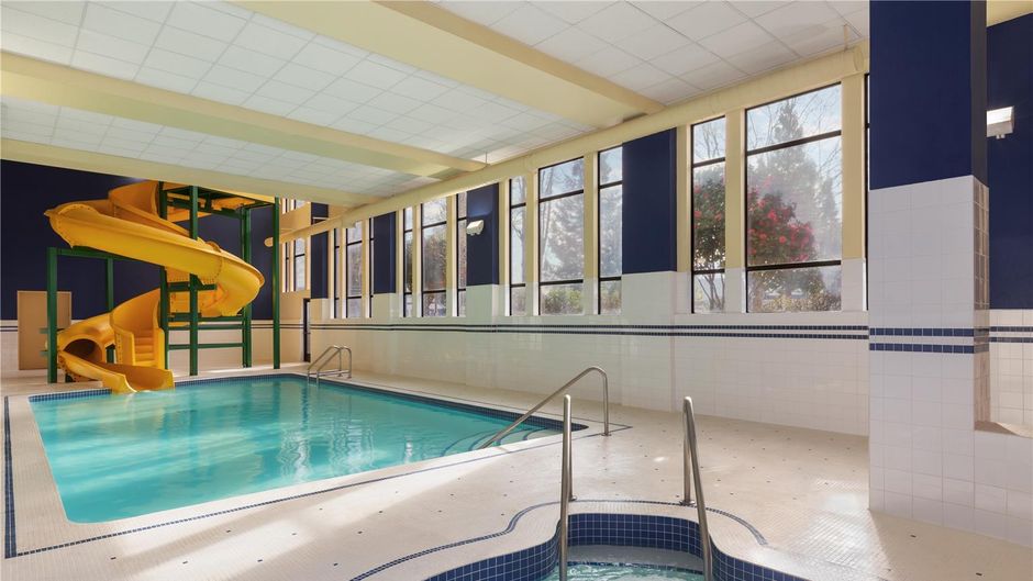 Hampton Inn & Suites Surrey Pool