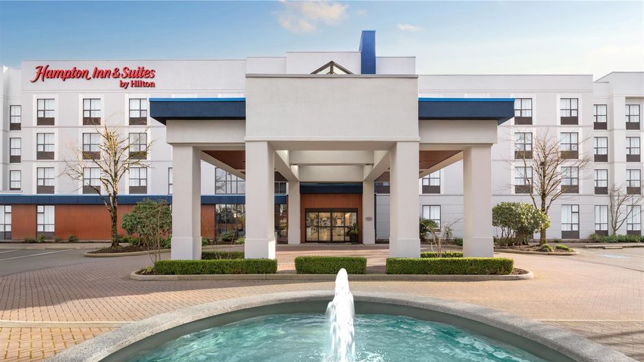 Hampton Inn & Suites Surrey Exterior