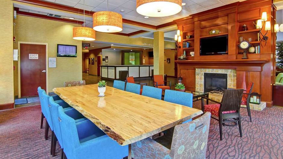 Hilton Garden Inn Ottawa Airport Lobby