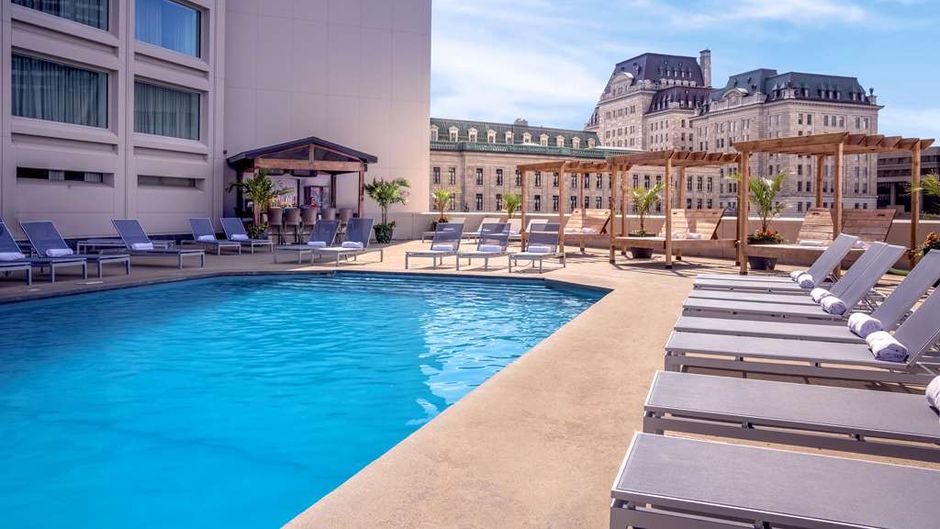 Hilton Quebec Pool