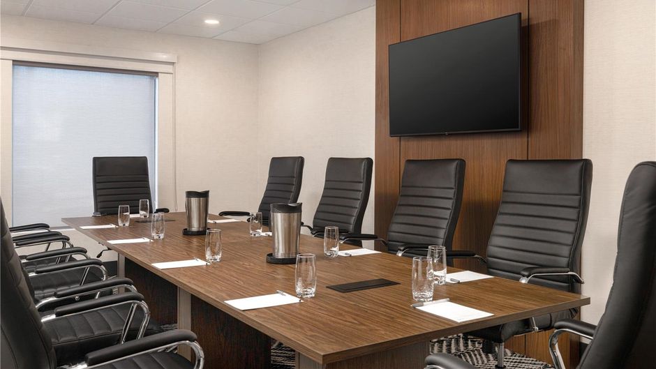 Hampton Inn & Suites Windsor Meeting