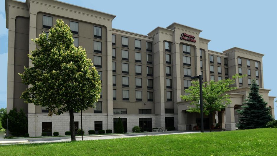 Hampton Inn & Suites Windsor Exterior