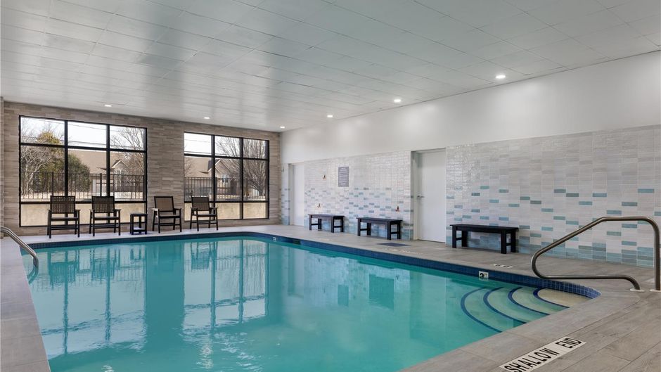 Hampton Inn & Suites Windsor Pool